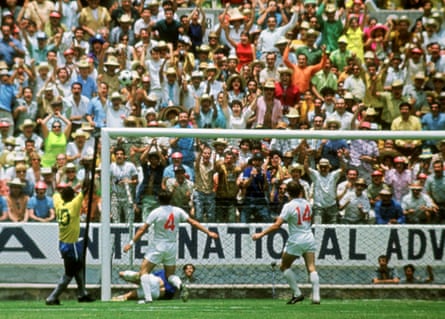 L'Anglais Gordon Banks réalise un incroyable arrêt face au Brésilien Pelé lors de leur match de groupe de la Coupe du monde 1970.