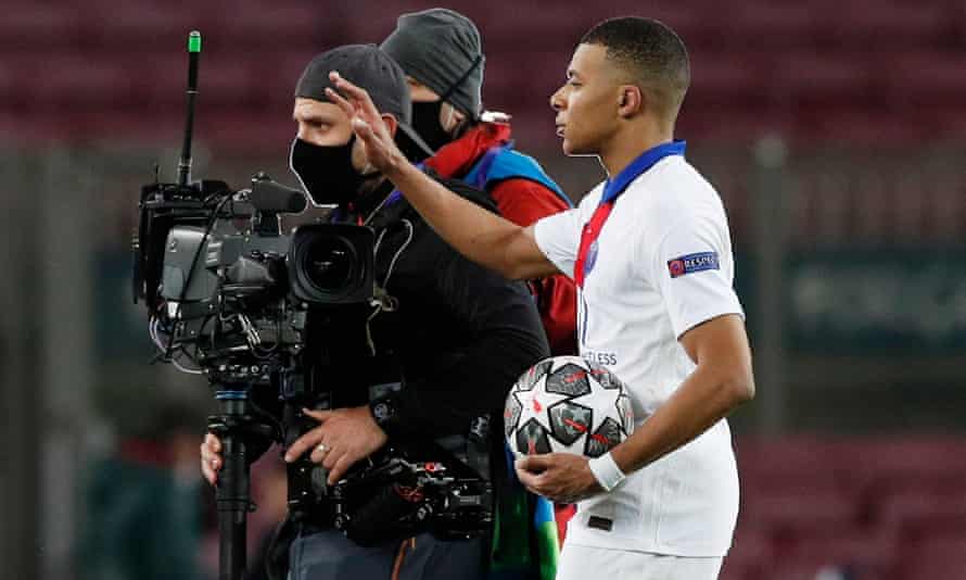 Mbappé prend le ballon après son superbe triplé au Camp Nou