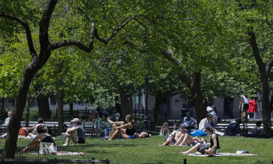 People enjoy warm weather during the coronavirus pandemic in Washington Square Park, 15 May 2020, New York. 