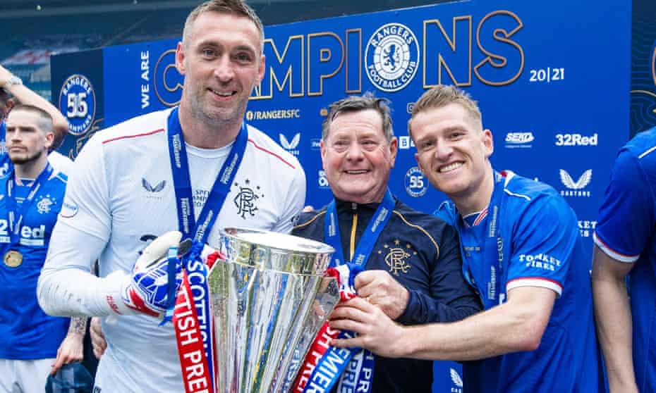 Jimmy Bell celebrates Rangers’ title win last season with the goalkeeper Allan McGregor and Steven Davis.