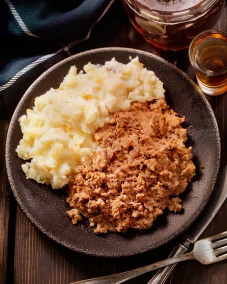 الهاجيس والنيب التقليديان مع الويسكي والبيرة - تم تصويرهما بكاميرا Hasselblad H3D2-39mb