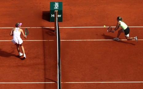 Mirra Andreeva (left) and Maja Chwalinska at the net.