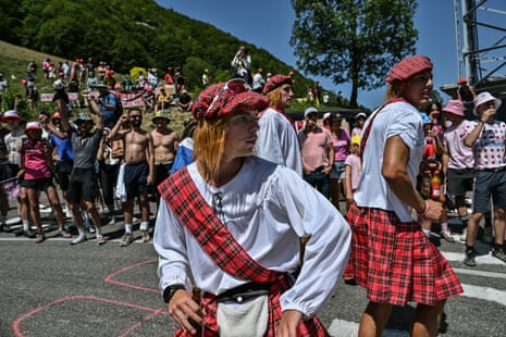 Spectators in costumes on the Col des Prés await the riders.