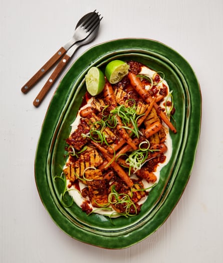 Wortel dan tahu panggang Yotam Ottolenghi dengan harissa.