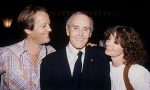 Peter Fonda, left, with his father, Henry Fonda, center, and Henry’s wife, Shirlee Fonda, in 1980.