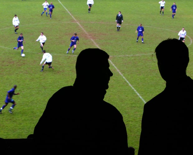 Torcedores apaixonados em estádio de futebol