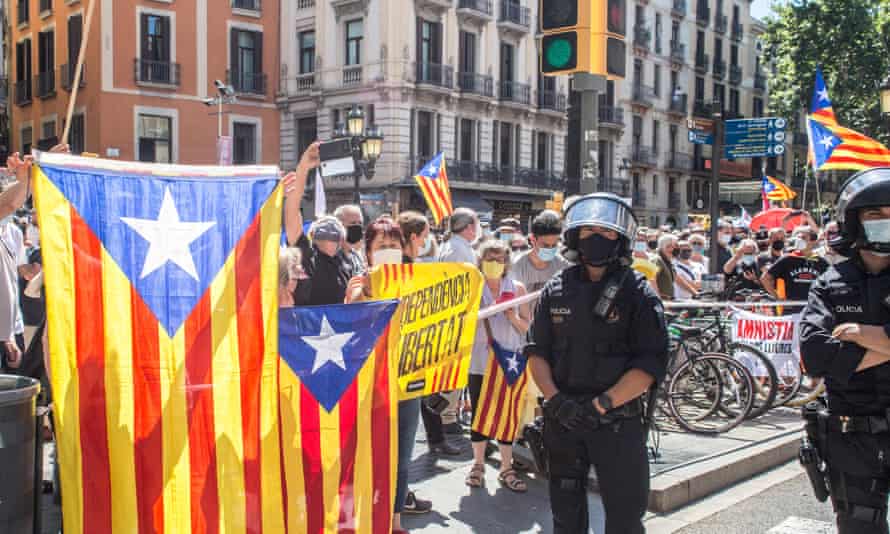 Los manifestantes ondeando banderas catalanas se reúnen frente a la Ópera de Barcelona
