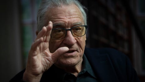 Robert De Niro parlando sul podio