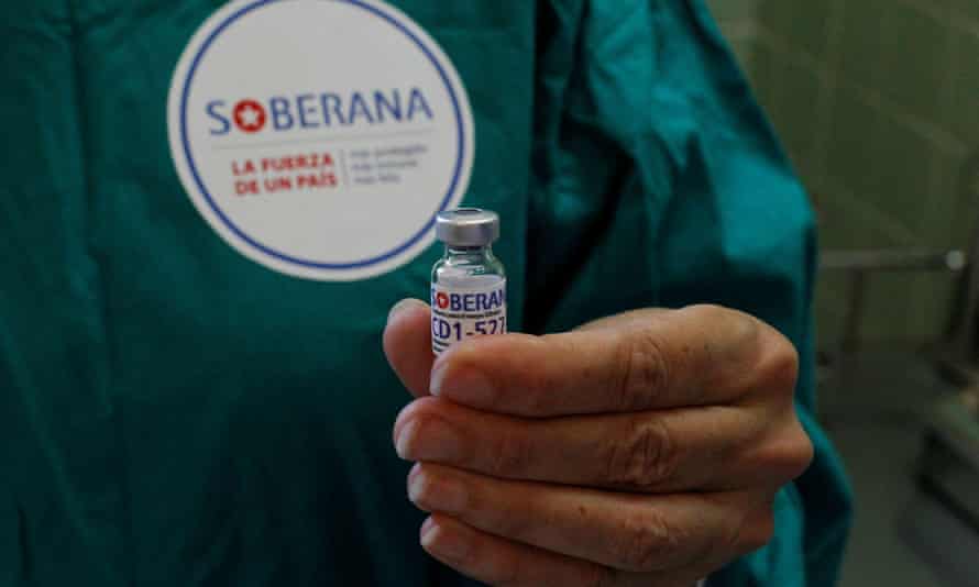Una enfermera muestra una dosis de la vacuna Soberana-02 Covid-19 durante los ensayos clínicos en marzo de 2021,
