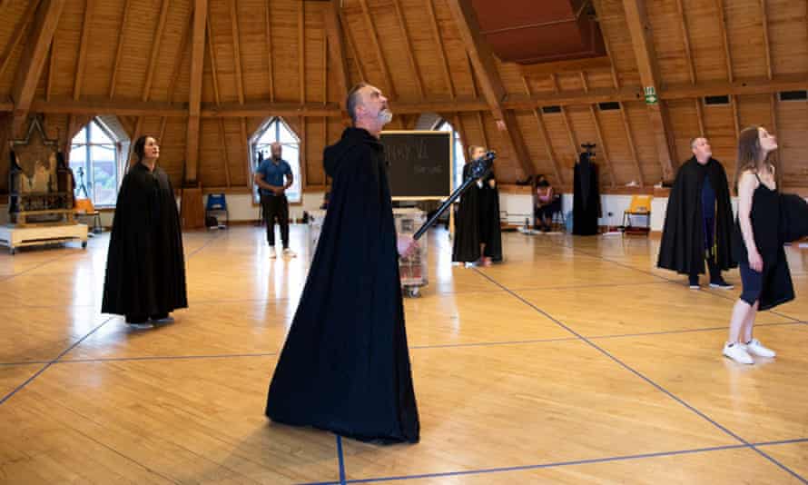 سعادة غريبة ... (LR) بريدجيت روي ، مايكل بولون ، كريس ميدلتون ، أماندا هاريس ، مارك هوتفيلد وماريا جيل.