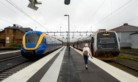 Kereta Norwegia dan Swedia bertemu di stasiun terpencil di Storlien dekat perbatasan antara kedua negara.