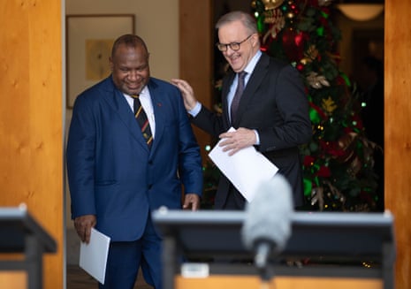 Anthony Albanese, Papua Yeni Gine Başbakanı James Marape ile Başbakanlık Avlusunda düzenlediği basın toplantısında