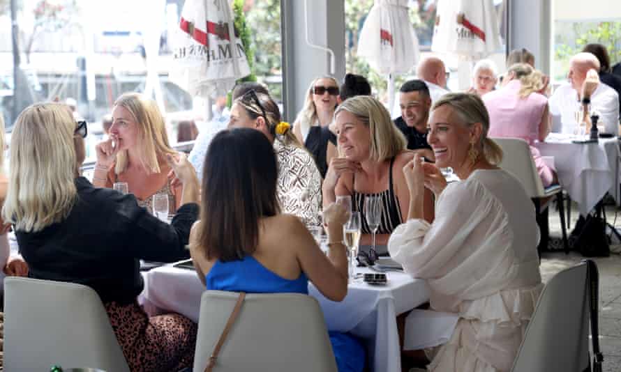 ‘Electric vibe’: Auckland celebrates end of lockdown with brunch and traffic gridlock | New Zealand 1 5213
