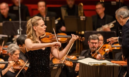 Dutch violinist Simone Lamsma is the soloist for Britten’s Violin Concerto.