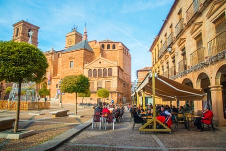 People eat outside in Plaza Mayor in Villanueva de los Infantes