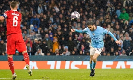 Bernardo Silva dari Manchester City mencetak gol kedua timnya selama leg pertama perempat final Liga Champions melawan Bayern Munich.