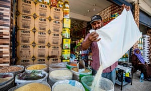 Um comerciante vende grãos em um mercado em Qamishli, no nordeste da Síria, em setembro.