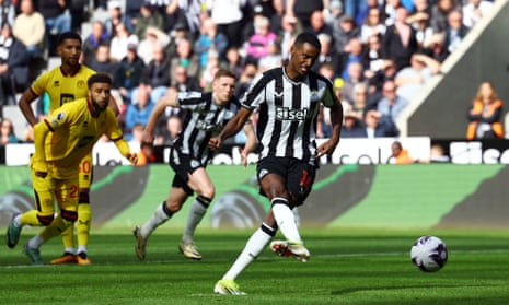 Alexander Isak scores Newcastles third goal from the penalty spot 