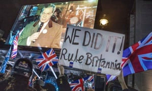 El activista pro-Brexit Nigel Farage habla en un mitin
