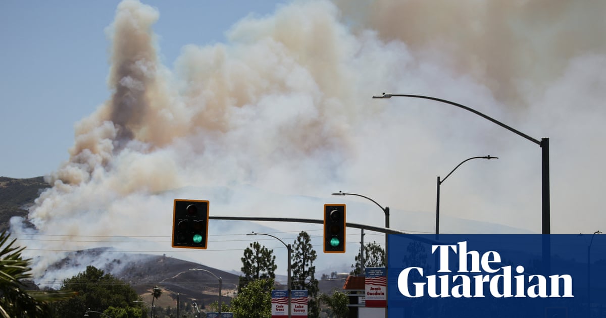Η ταχέως αναπτυσσόμενη πυρκαγιά στη νότια Καλιφόρνια ζητά εντολές εκκένωσης