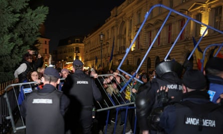 Supporters of Călin Georgescu scuffle with police in Bucharest