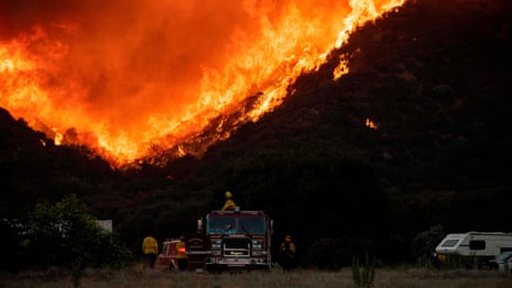 Apple wildfire forces thousands to evacuate in southern California – video