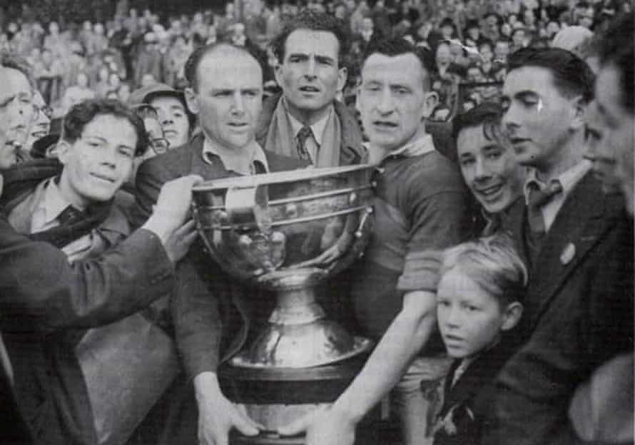 The Mayo team with
the Sam Maguire Cup in 1950.