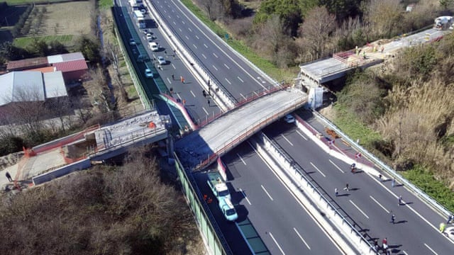 Motorway bridge collapse in Italy kills couple | World news | The Guardian Motorway bridge collapse in Italy kills couple | World news | The Guardian
