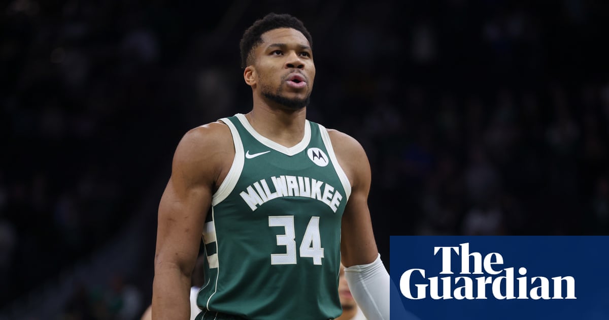 Bucks' Giannis Antetokounmpo reportedly out for two to four weeks with calf strain