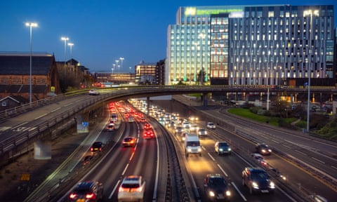 Tráfego noturno na hora do rush em Glasgow