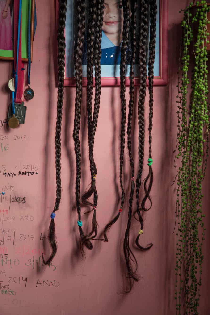 La photographe Irina Werning a conservé les longues mèches d'Antonella Bordon, qui ont été tressées et seront données pour être transformées en perruque pour un patient atteint de cancer