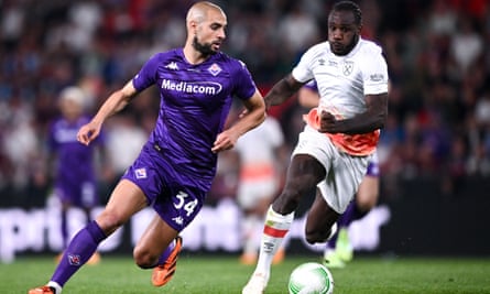 Sofyan Amrabat beraksi untuk Fiorentina melawan West Ham