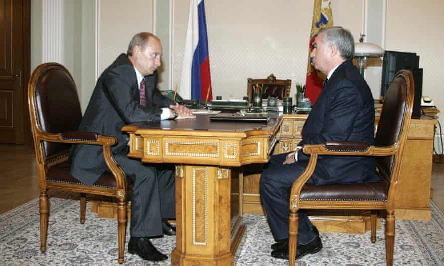 Vladimir Putin e o presidente da companhia petrolífera Transneft, Semyon Vainshtok, retratado em 2007.