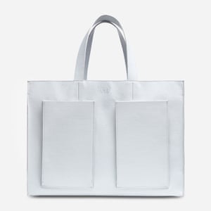 Been London.Been London obtém resíduos destinados a aterros sanitários e os transforma em designs clássicos. Os enfeites de couro se transformam em bolsas, os plásticos descartados se transformam em zíperes e a casca de maçã é reaproveitada em couro vegano. Os estilos são projetados apenas com painéis quadrados ou retangulares, resultando em pouco ou nenhum desperdício, enquanto todas as sacolas são recicláveis quando não podem mais ser reparadas. Se você estiver em Londres, poderá fazer o pedido para entrega dentro da zona 1 e ter sua nova sacola entregue em um carro elétrico ou bicicleta com zero emissões.