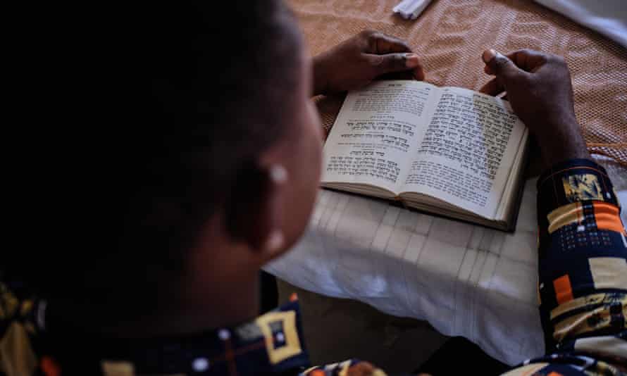 A cantor reciting the birkas hamazon after-meal prayer.