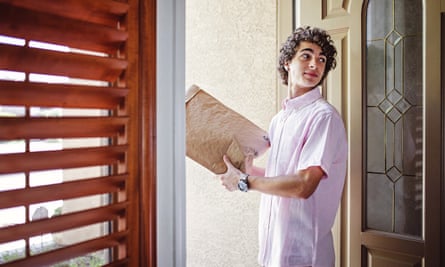 Epix mailer at door - A Henkel lançou sua tecnologia EPIX, um portfólio de materiais que tornam o papel mais adequado para embalagens no lugar do plástico.