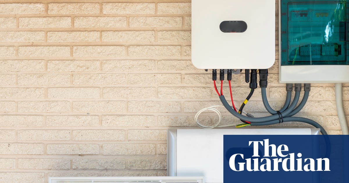 Home batteries subsidy overhauled with $5bn injection as Australians rush to take up discount
