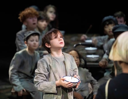 Theo Wake en Oliver! en Leeds Playhouse.