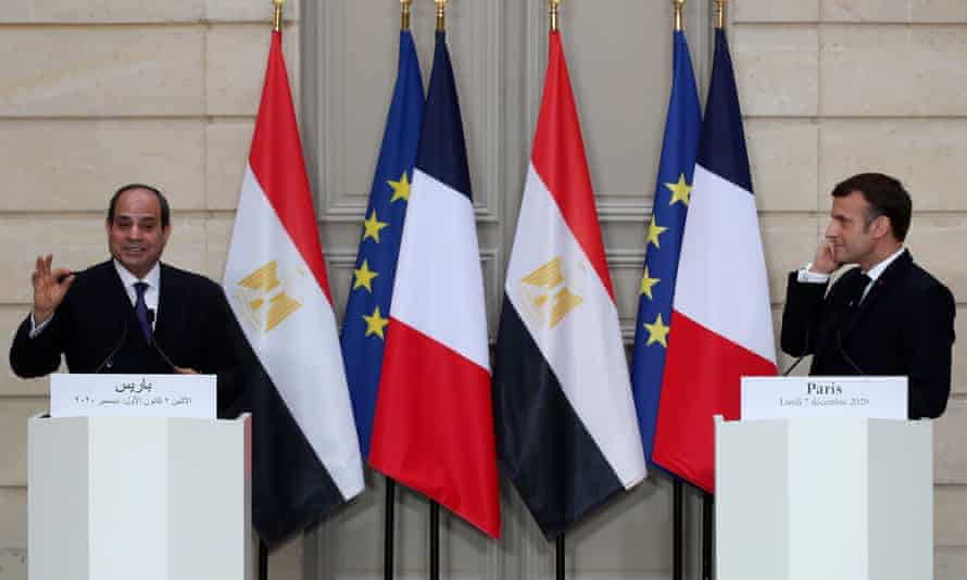 El presidente Abdel Fatah al-Sisi, a la izquierda, da una conferencia de prensa conjunta con su homólogo francés, Emmanuel Macron, en París el 7 de diciembre de 2020.