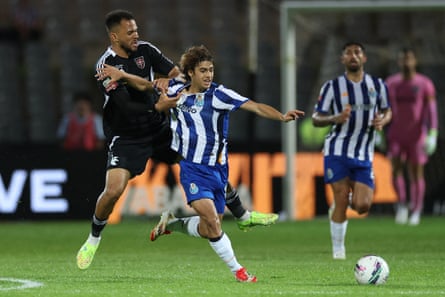 Rodrigo Mora attempts to shrug off the challenge of Casa Pia’s Pablo Roberto