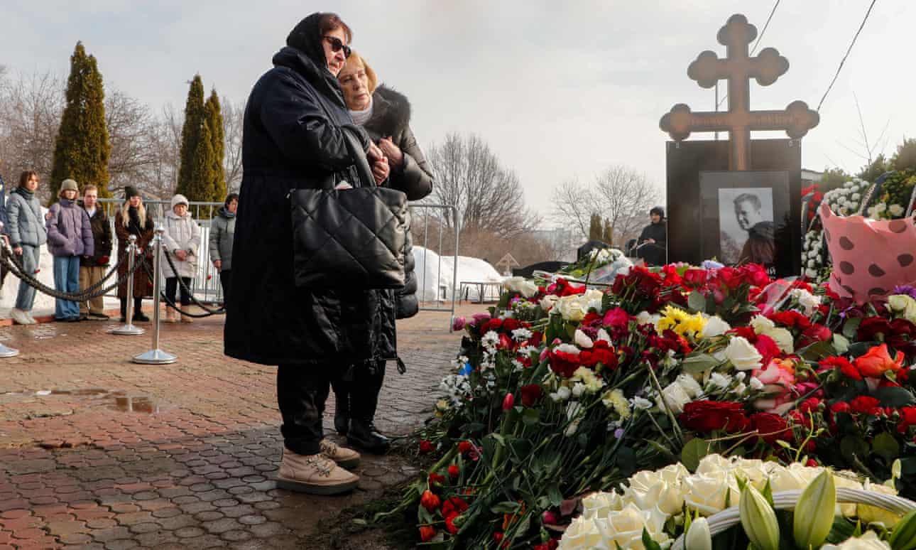 La madre de Alexei Navalny visita la tumba un día después del funeral en Moscú