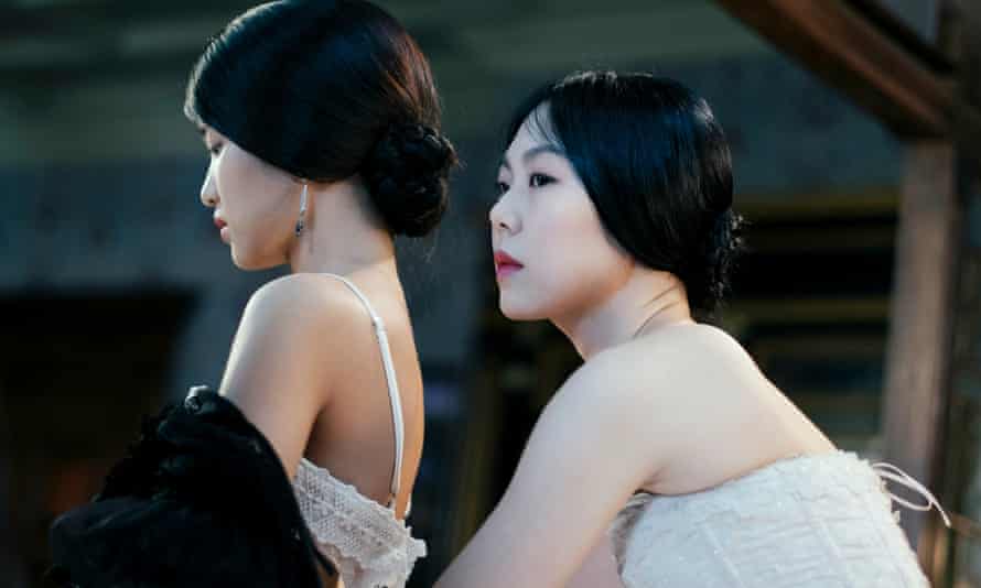 Kim Min-hee and Kim Tae-ri in The Handmaiden (2016).