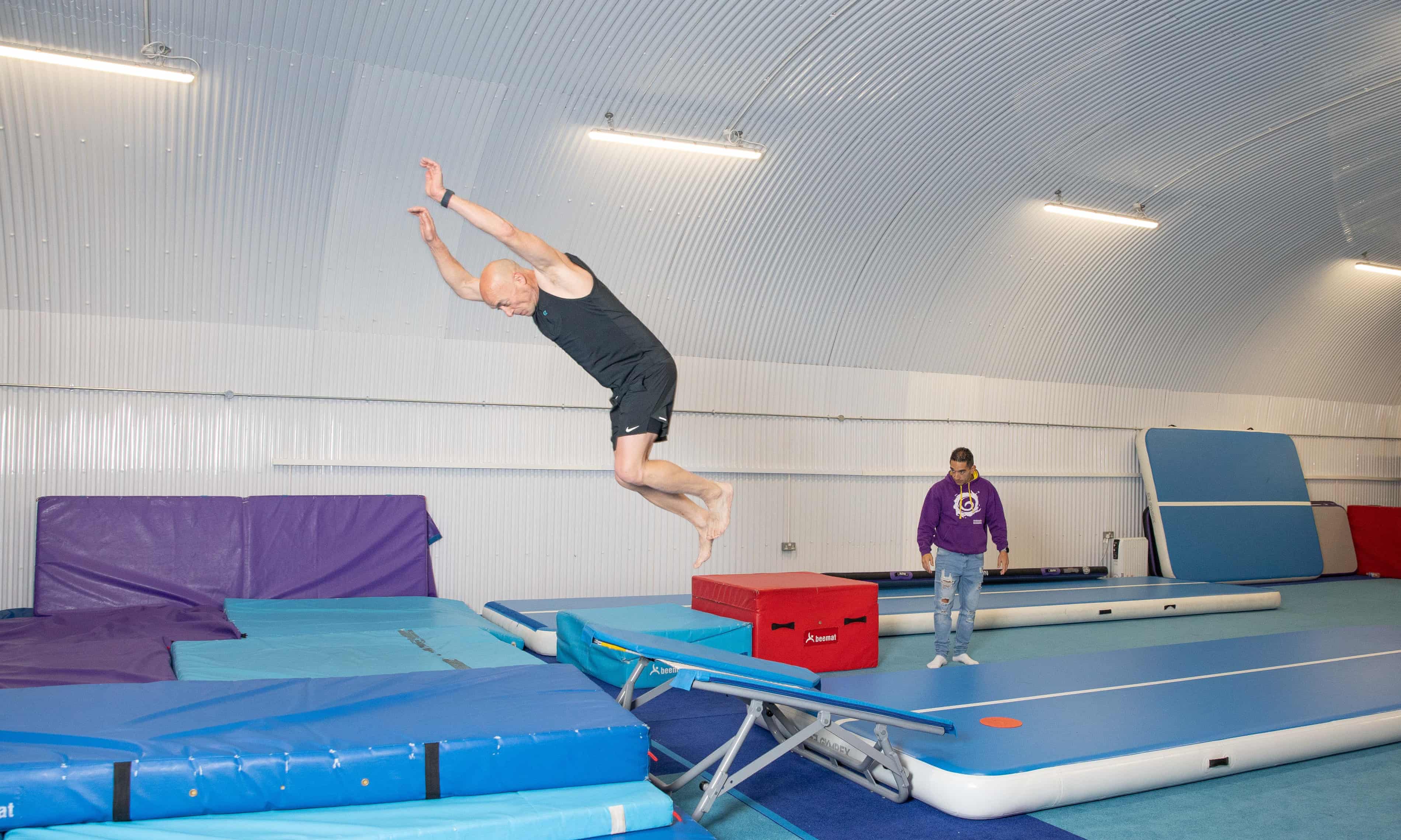 Gimnastica la 61 de ani pentru sănătate și mobilitate | sursa foto: The Guardian Gimnastica la 61 de ani pentru sănătate și mobilitate | sursa foto: The Guardian