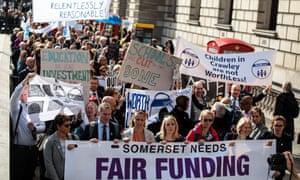 Los manifestantes se dirigen hacia Whitehall hacia Downing Street para entregar una carta a Philip Hammond