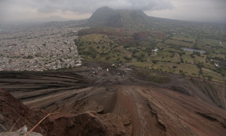 Una vista del creciente suburbia del Cerro del Molcajete.