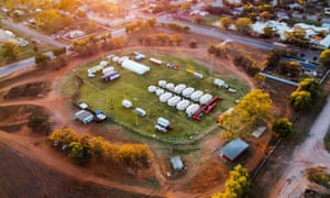 Wilcannia Oval, donde el Servicio de Bomberos Rural ha establecido un campamento base para la policía, NSW Health y los servicios de emergencia para ayudar en el brote de Covid.