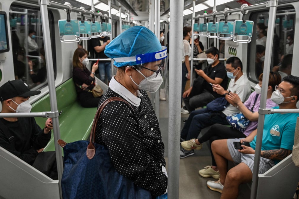 Mọi người đi tàu điện ngầm ở quận Jing'an, Thượng Hải. Ảnh: Héctor Retamal.