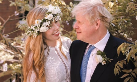 Boris Johnson, eşi Carrie ile Mayıs 2021'de Westminster Katedrali'ndeki düğünlerinin ardından Downing Street 10'un bahçesinde poz veriyor.