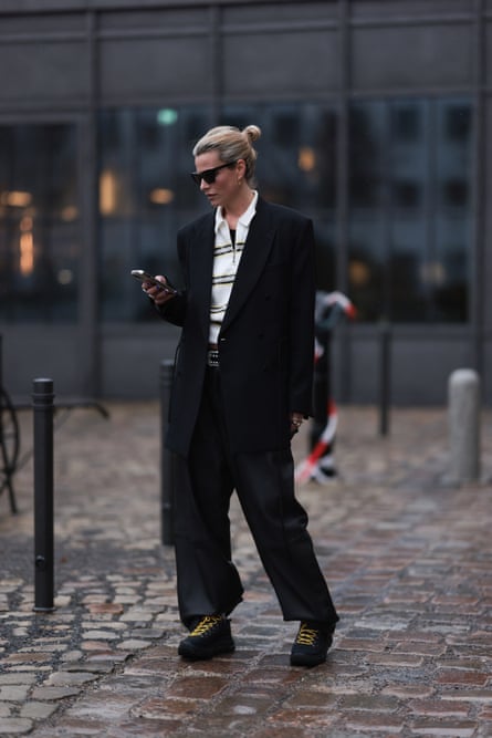 Stylist Jeanna Krichel wears Hoka Tor Summit sneakers in January 2024 in Berlin.