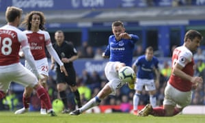 Gylfi Sigurdsson wastes a chance against Arsenal.